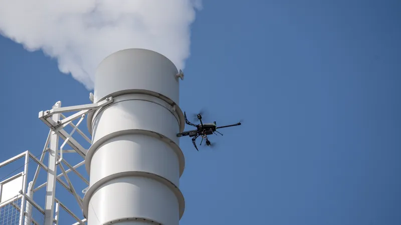Voliro T mit EMAT-Sensor an der Turmaußenwand bei der Wandstärkenmessung