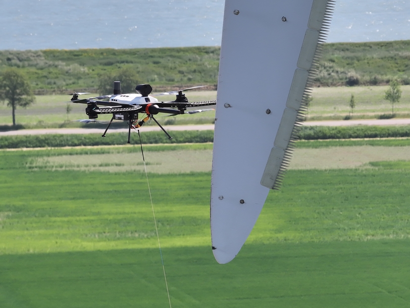 Drohneninspektion an einer Windkraftanlage: Turmaußenwand in Nahaufnahme