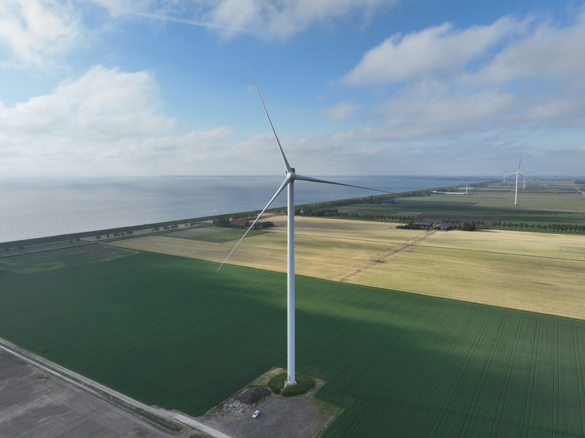 Visuelle Turminspektion: Drohne dokumentiert Flanschübergang