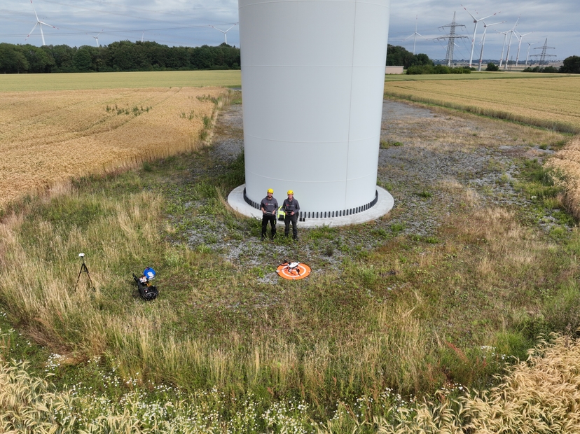 Operatore DDI che esegue l'ispezione della torre dalla base
