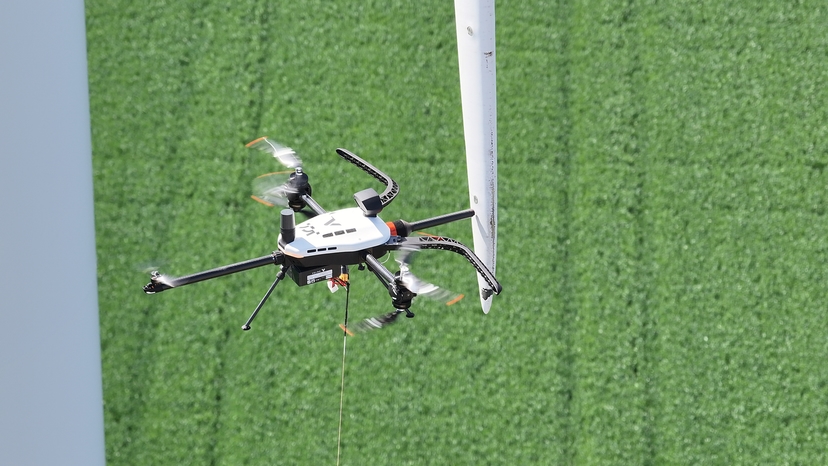 Voliro T Messdrohne am Rotorblatt, Nahaufnahme LPS-Kontakt