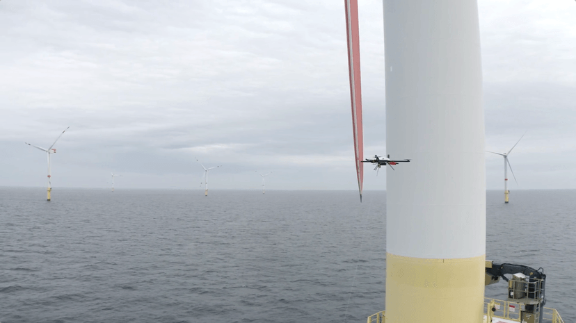 Drohneninspektion offshore: Voliro T am Rotorblatt