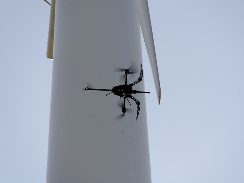 Voliro T Messdrohne am Rotorblatt